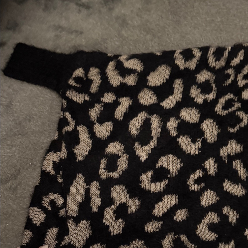 Oversized Black and Cream Women's Leopard Sweater - Picture 3 of 3